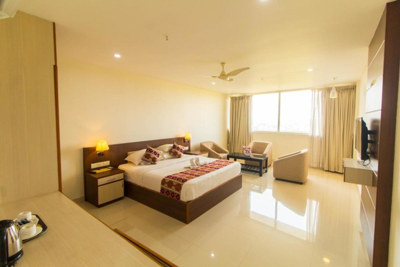 Miracle Residency Hotel Kizhake Chalakudi Bagian luar foto
