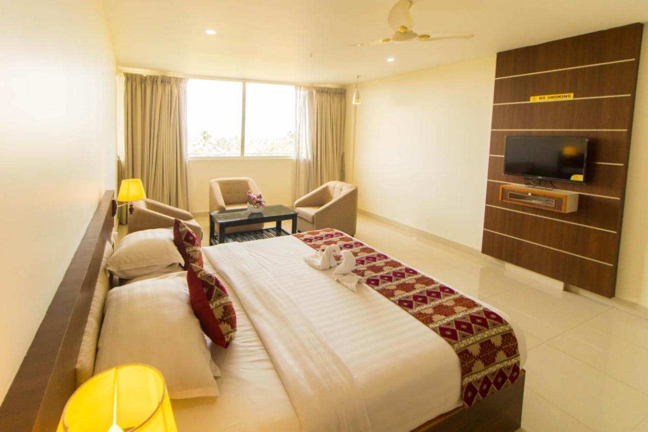 Miracle Residency Hotel Kizhake Chalakudi Bagian luar foto